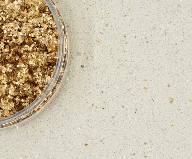 Decorative clay plaster with mica additive